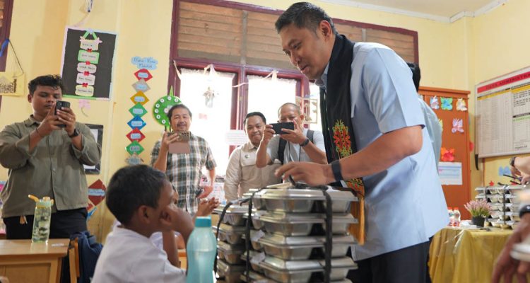 Sudaryono-Aceh Sudaryono Kepala BGN sedang berbincang-bincang dengan siswa SDN Cot Meuraja, Kecamatan Blang Bintang, Kabupaten Aceh Besar.