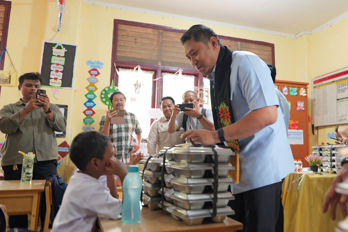 Sudaryono Kepala BGN sedang berbincang-bincang dengan siswa SDN Cot Meuraja, Kecamatan Blang Bintang, Kabupaten Aceh Besar.