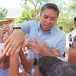 Sudaryono-Bersama Anak SDN Aceh Besar Para siswa tampak senang menyambut kedatangan Kepala Badan Gizi Nasional (BGN), Sudaryono, di SD Negeri Cot Meuraja, Kecamatan Blang Bintang, Kabupaten Aceh Besar.
