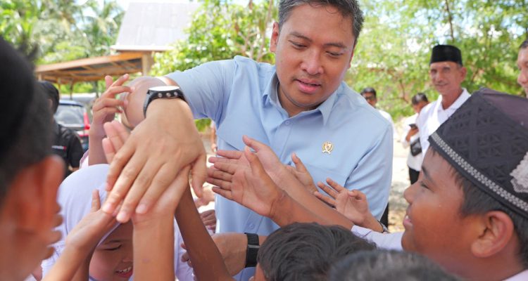 Sudaryono-Bersama Anak SDN Aceh Besar Para siswa tampak senang menyambut kedatangan Kepala Badan Gizi Nasional (BGN), Sudaryono, di SD Negeri Cot Meuraja, Kecamatan Blang Bintang, Kabupaten Aceh Besar.