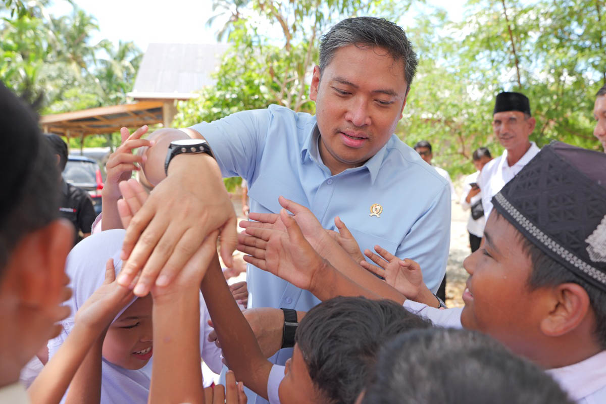 Para siswa tampak senang menyambut kedatangan Kepala Badan Gizi Nasional (BGN), Sudaryono, di SD Negeri Cot Meuraja, Kecamatan Blang Bintang, Kabupaten Aceh Besar.