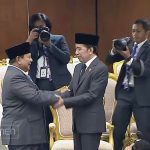 Presiden Prabowo Subianto salaman dengan Jokowi.