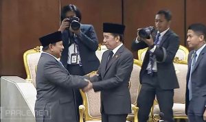 Presiden Prabowo Subianto salaman dengan Jokowi.