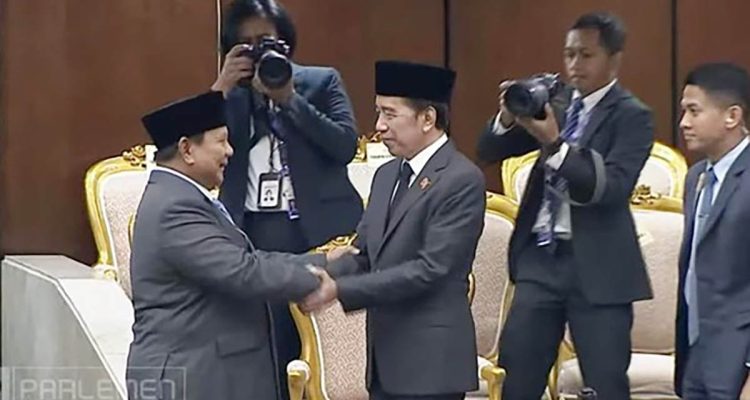 Presiden Prabowo Subianto salaman dengan Jokowi.