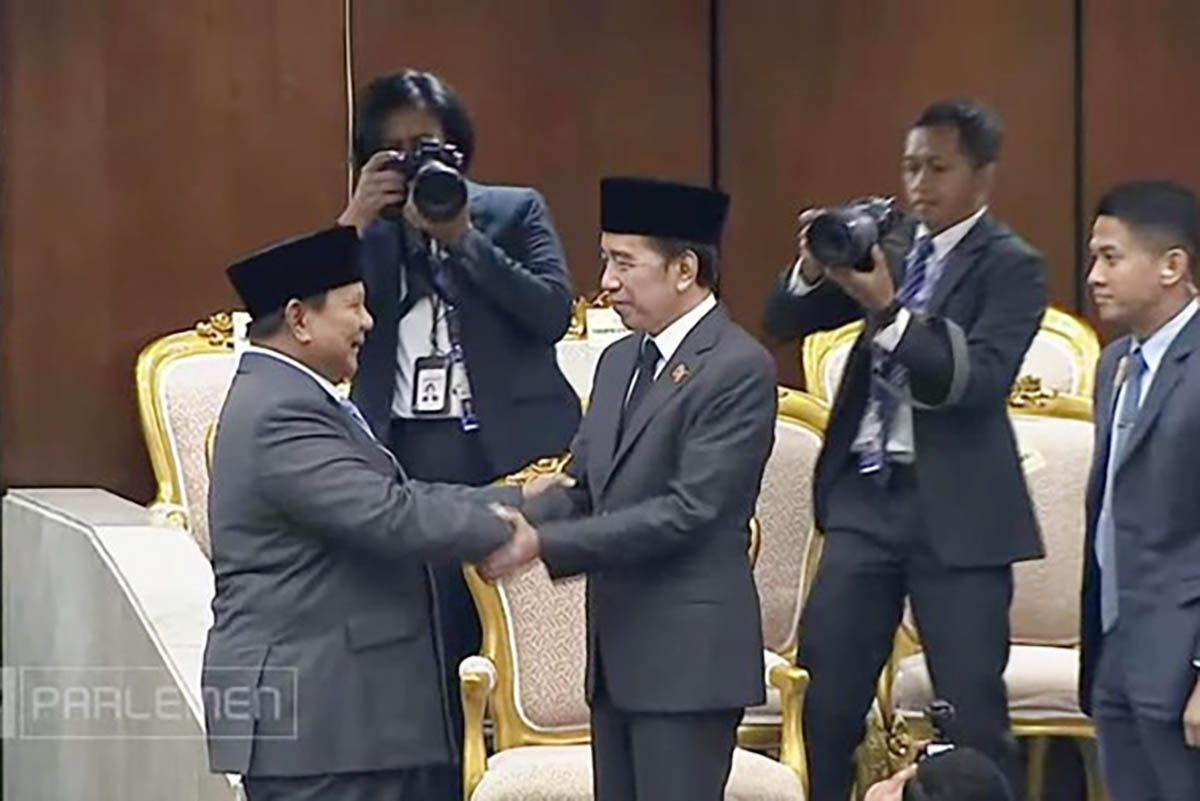 Presiden Prabowo Subianto salaman dengan Jokowi.